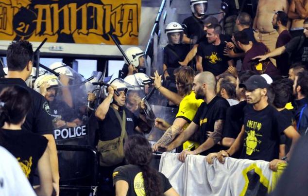 Επεισόδια στην Πάτρα ανάμεσα σε οπαδούς της ΑΕΚ και τα ΜΑΤ