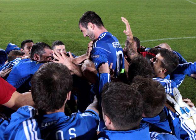 Αλέκα, Κάρα, Ζάρα και πεσκανδρίτσα στο τραγούδι της εθνικής