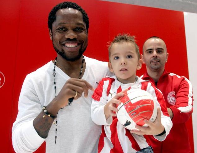 Αποθέωση Μακούν στο «Red Store», αφιέρωμα στον Χολέμπας