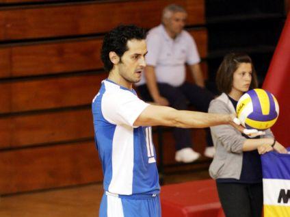 Στο πλευρό του Νίκου Ρουμελιώτη οι παίκτες της Εθνικής