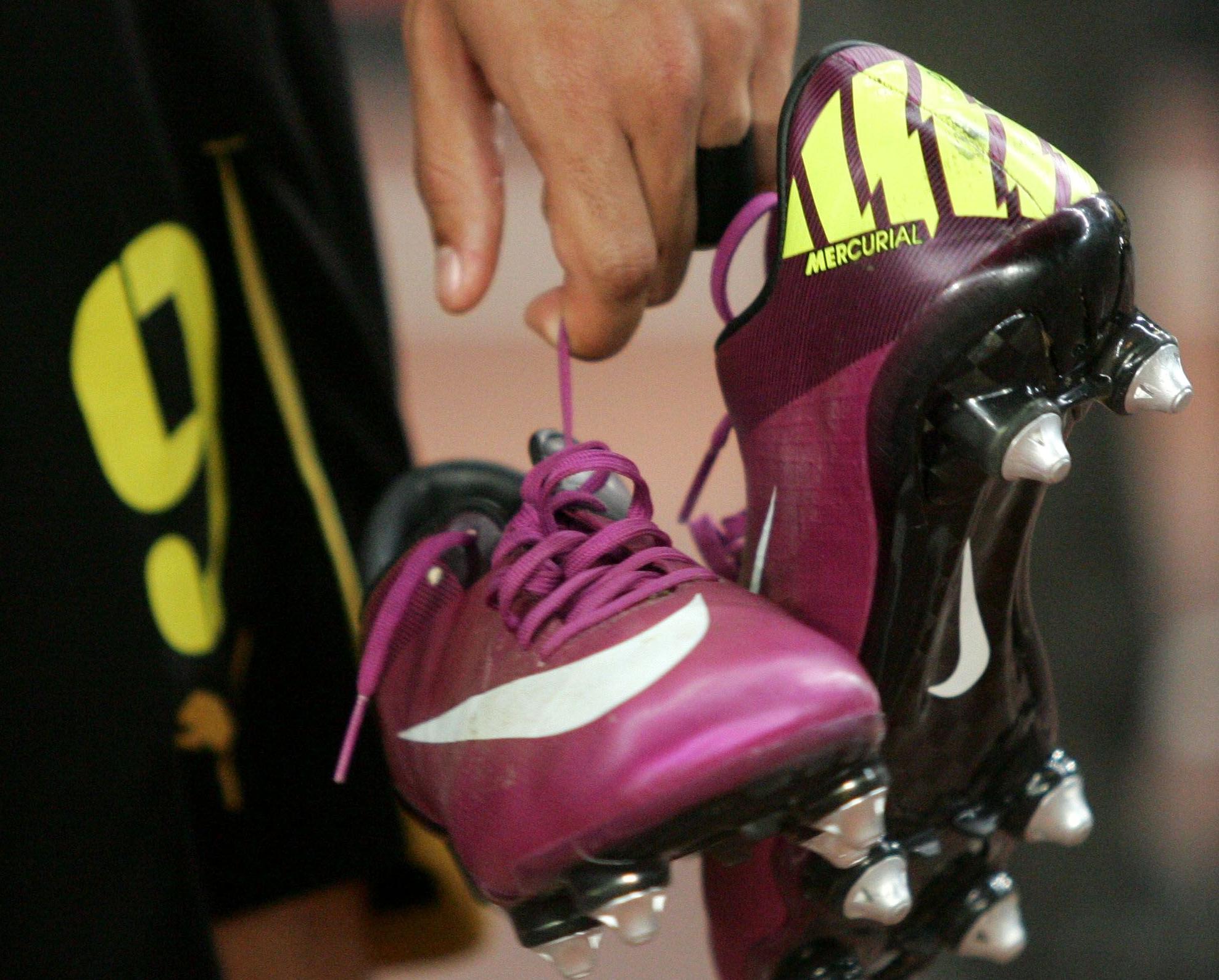 Με… λαμπερά παπούτσια οι παίκτες της ΑΕΚ στο ντέρμπι με τον Αρη