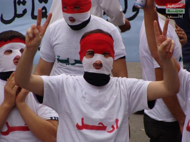 Διαστάσεις εμφύλιας σύγκρουσης παίρνει πλέον η εξέγερση στη Συρία