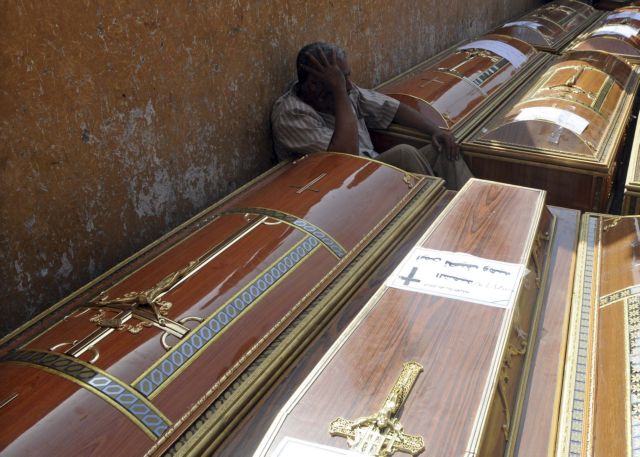 Οργή κατά του στρατού στις κηδείες των χριστιανών διαδηλωτών στην Αίγυπτο