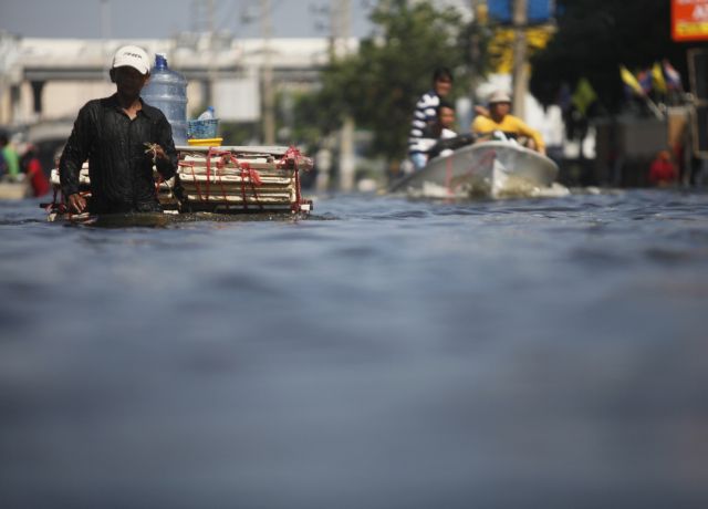 Βυθισμένες στο νερό πολλές περιοχές της Ταϊλάνδης