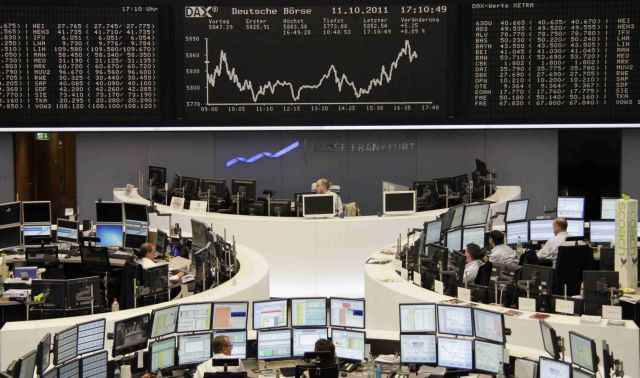 Μεικτά πρόσημα στις ευρωπαϊκές αγορές και τη Γουόλ την Τρίτη