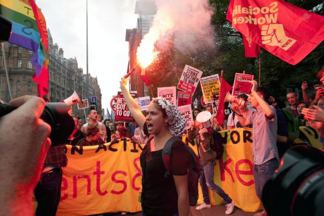 Εν μέσω διαδηλώσεων το ετήσιο συνέδριο των Τόρις στο Μάντσεστερ