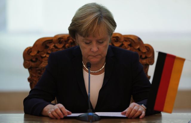 Τις παράπλευρες απώλειες από ένα μεγαλύτερο «κούρεμα» φοβάται η Μέρκελ