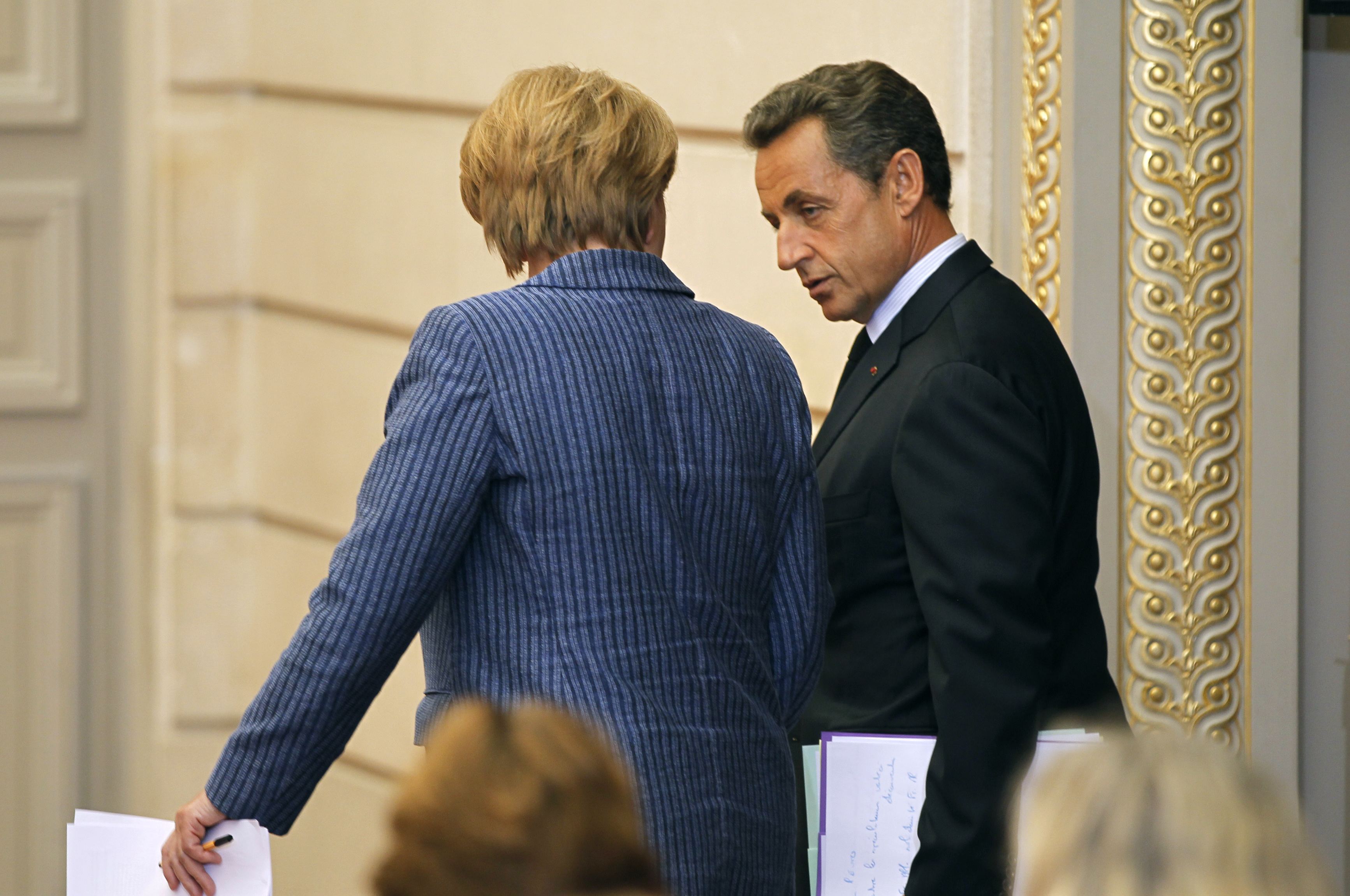 Εξελίξεις για το ελληνικό ζήτημα σηματοδοτεί η κρίσιμη συνάντηση Μέρκελ-Σαρκοζί