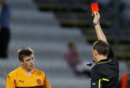 Συνελήφθη ποδοσφαιριστής που στοιχημάτισε στην αποβολή του