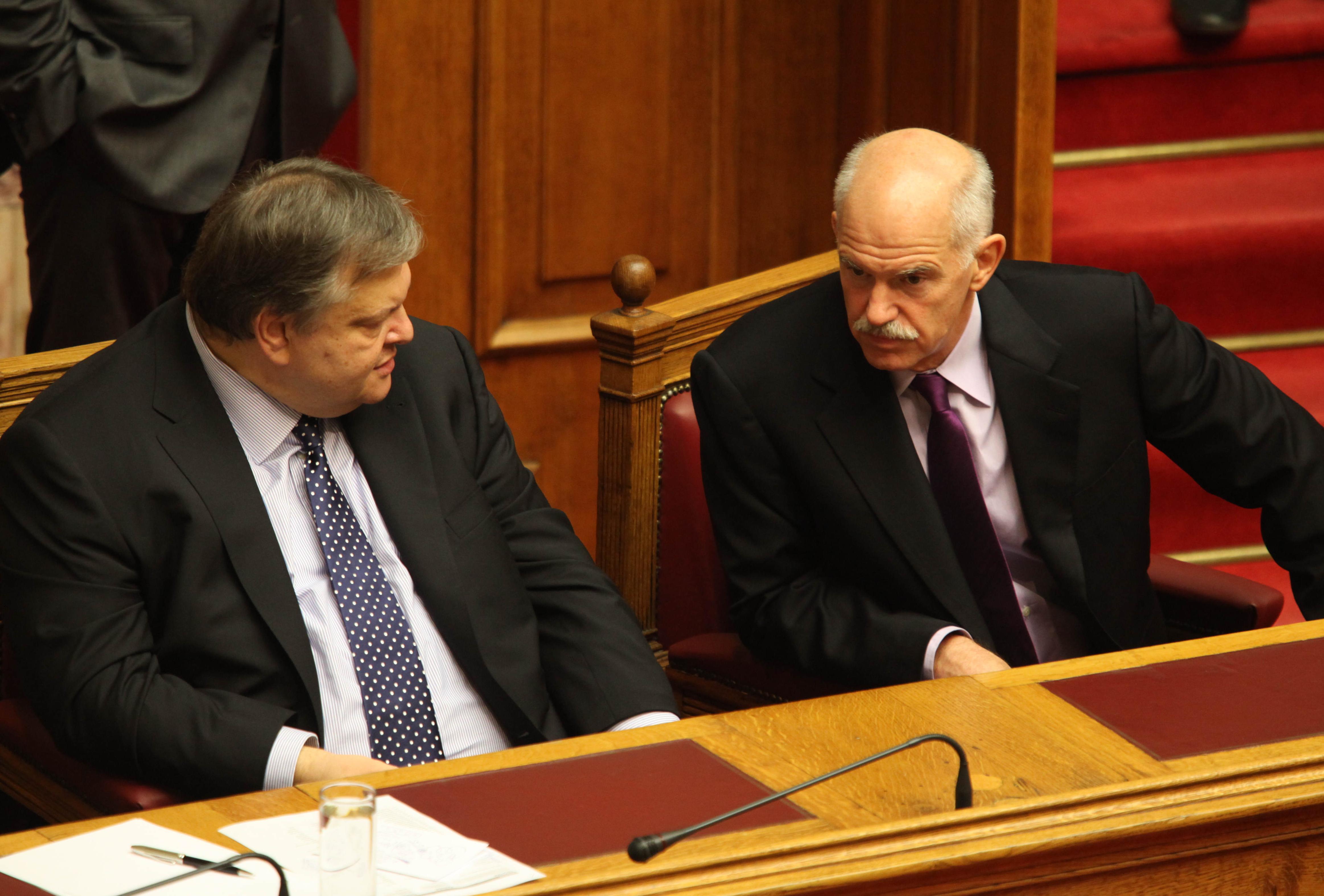 Σε έγκριση της συμφωνίας των Βρυξελλών με 180 ψήφους προσανατολίζεται η κυβέρνηση