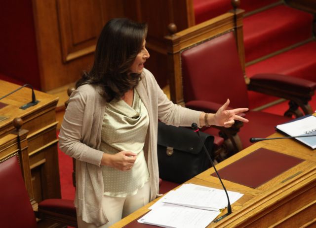 Διευκρινίσεις Διαμαντοπούλου για τους 303 ιερείς με δεύτερη απασχόληση στο Δημόσιο