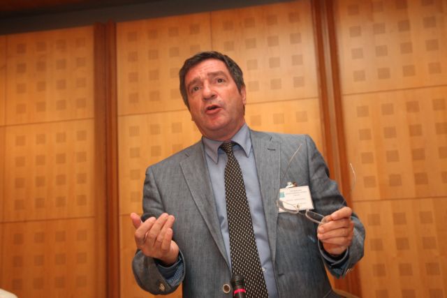 Μέλη της ΠΟΕ-ΟΤΑ προπηλάκισαν τον Γ.Καμίνη έξω από τα γραφεία της ΚΕΔΕ