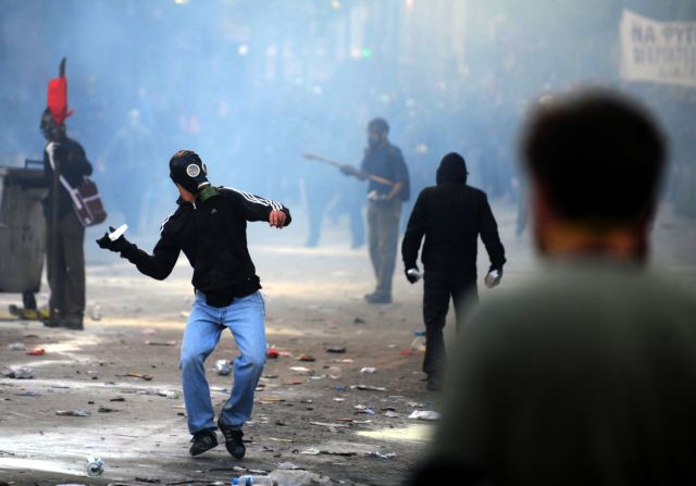 Στον εισαγγελέα οι 12 συλληφθέντες στα επεισόδια της Πέμπτης