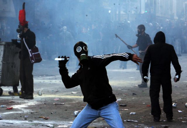 Εισαγγελική έρευνα για τις καταγγελίες του ΚΚΕ περί σχέσεων κουκουλοφόρων-αστυνομίας