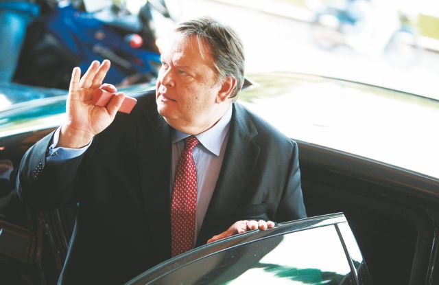 Τηλεφωνική επικοινωνία με τους πολιτικούς αρχηγούς είχε ο υπουργός Οικονομικών