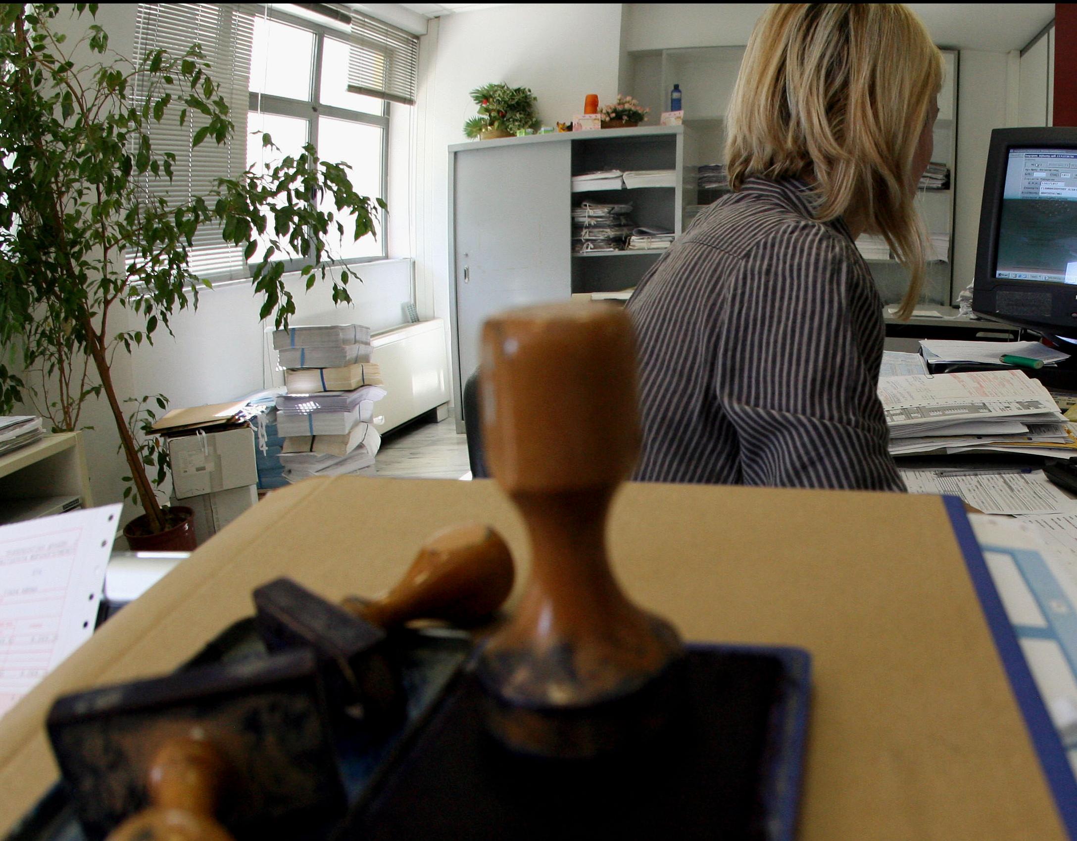 «Κούρεμα» μισθών έως 35% στους εργαζόμενους εισηγμένων ΔΕΚΟ