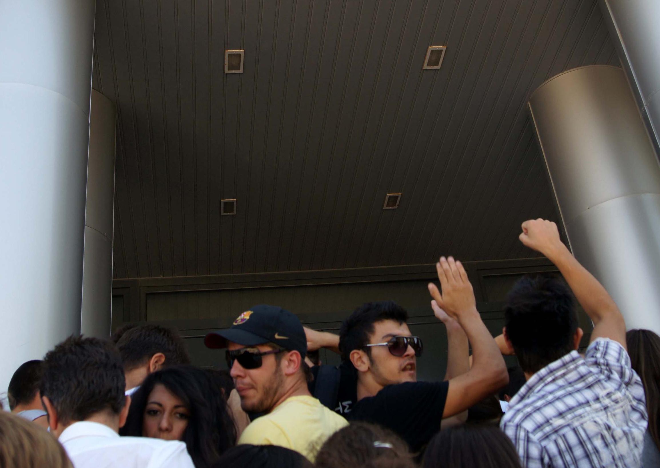 Συγκέντρωση μαθητών έξω από την οικία του πρωθυπουργού στη Ν.Ερυθραία