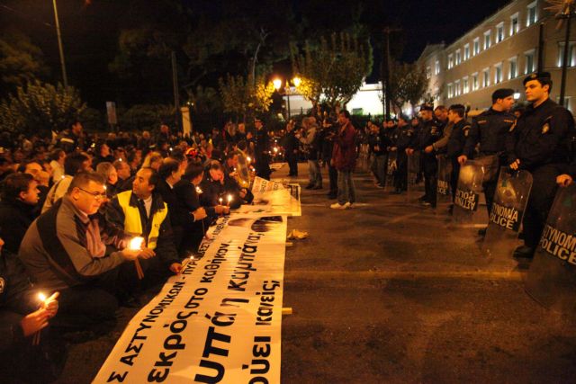 Διαμαρτυρία ενστόλων μπροστά από τη Βουλή