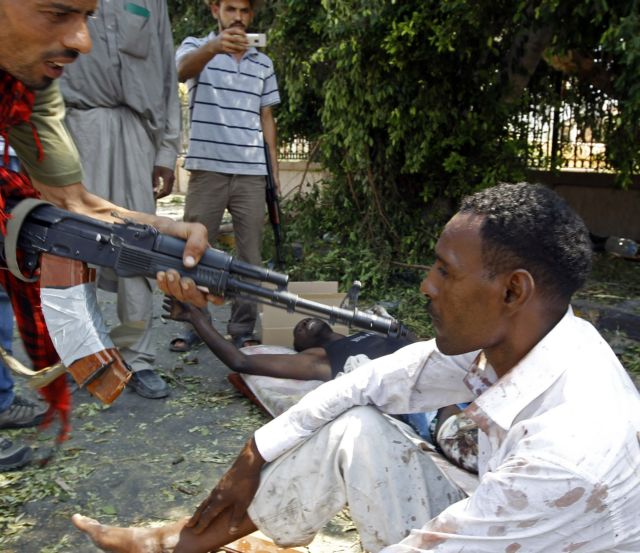 Την «κακομεταχείριση» κρατουμένων από αντικανταφικούς καταγγέλλει η Διεθνής Αμνηστία