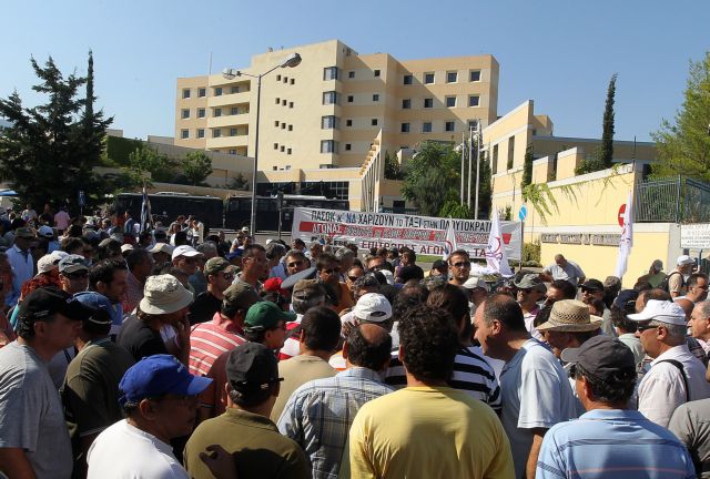 Δίωρη «εισβολή» ιδιοκτητών ταξί στο υπουργείο Μεταφορών