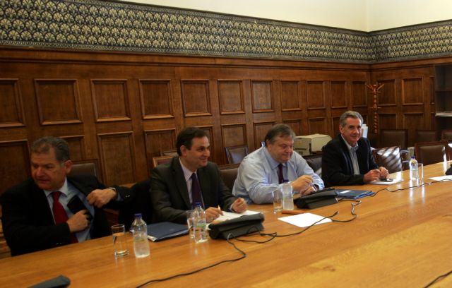 Ανέβηκαν οι τόνοι στον ΚΤΕ Οικονομικών, «πράσινα» πυρά κατά Βενιζέλου