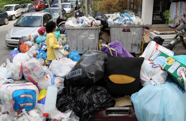 Οριακή η κατάσταση με τα σκουπίδια, οι καταλήψεις «δένουν» τα χέρια των αρμοδίων