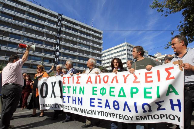 Εξωθεσμικές παρεμβάσεις στην τρόικα για επίθεση στα εργασιακά καταγγέλλει η ΓΣΕΕ