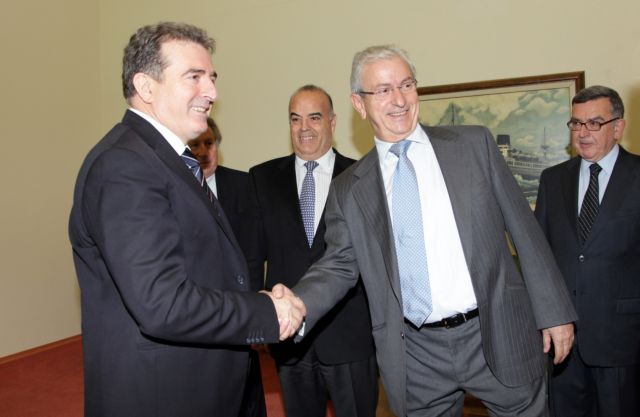 Τη ναυτολόγηση ενόπλων για την προστασία των πλοίων από πειρατές εξετάζει η κυβέρνηση