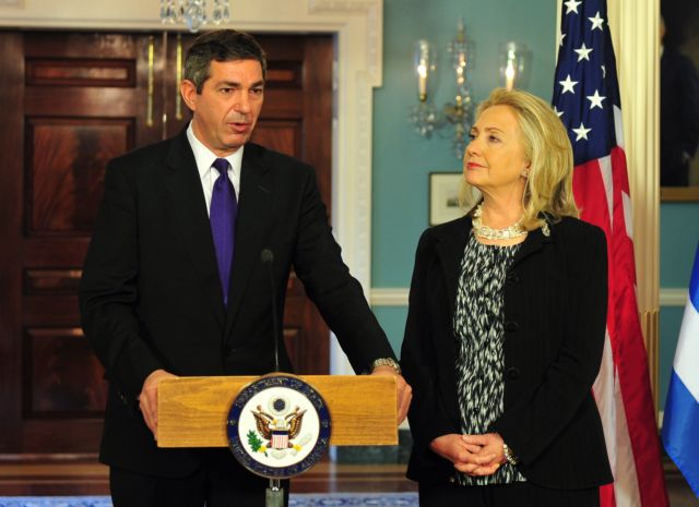 Συνάντηση Λαμπρινίδη-Χριστόφια ενόψει των νέων συνομιλιών για το Κυπριακό