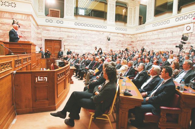 Έκκληση Παπανδρέου στους βουλευτές του ΠΑΣΟΚ να αντέξουν τον «πόλεμο»