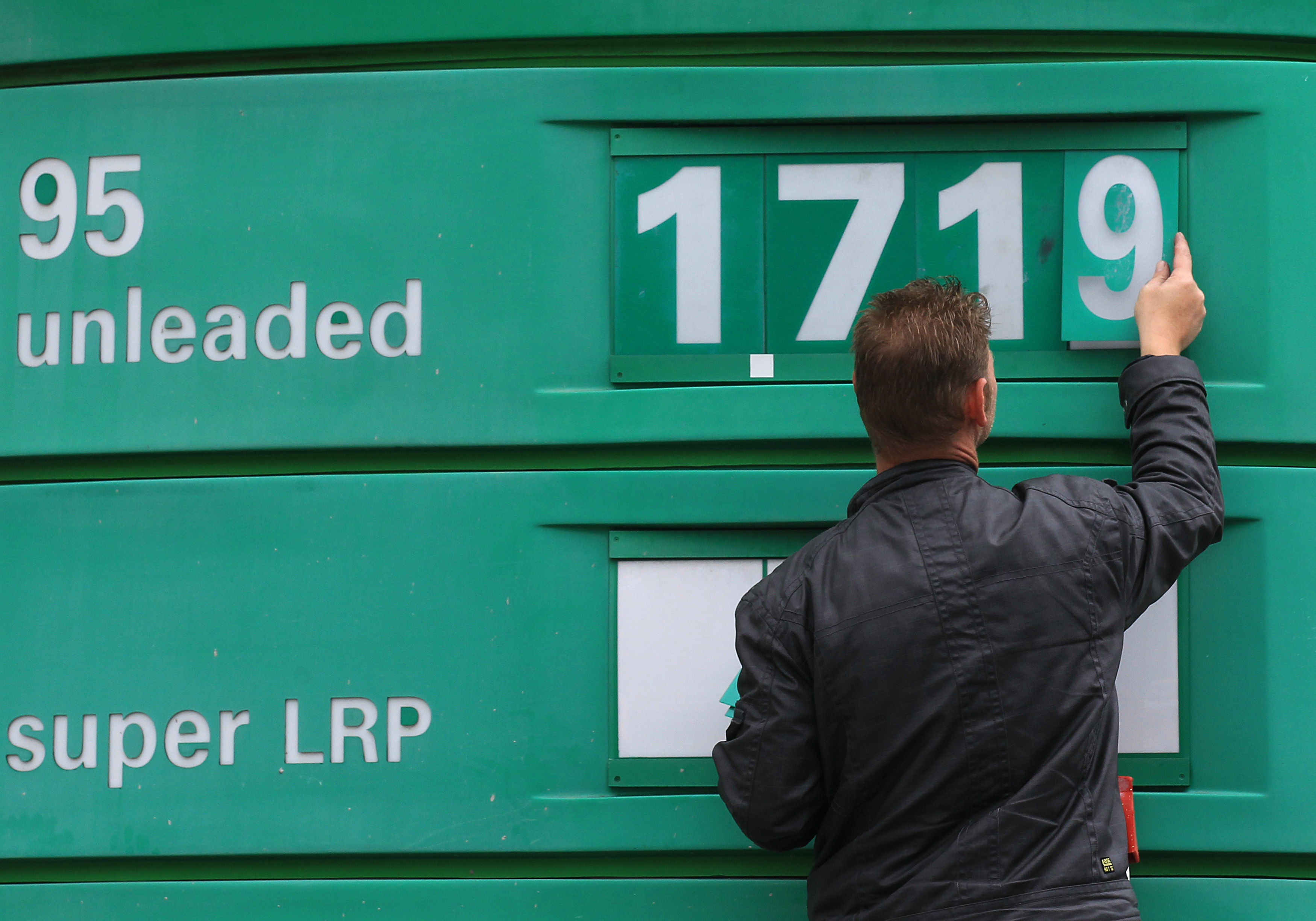 Την επιβολή πλαφόν στα καύσιμα αποφάσισε το υπουργείο Ανάπτυξης