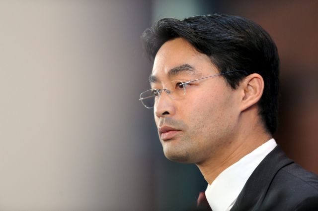 Σχέδιο «ελεγχόμενης πτώχευσης» κομίζει στην Αθήνα ο Φίλιπ Ρέσλερ