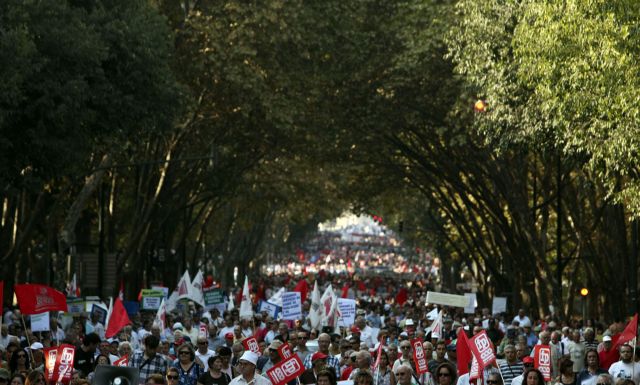 Χιλιάδες Πορτογάλοι στους δρόμους διαμαρτυρόμενοι για τα μέτρα λιτότητας