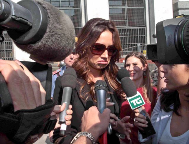 Αποτυγχάνει ο Μπερλουσκόνι να «παγώσει» τη δίκη για το «Ρούμπιγκεϊτ»