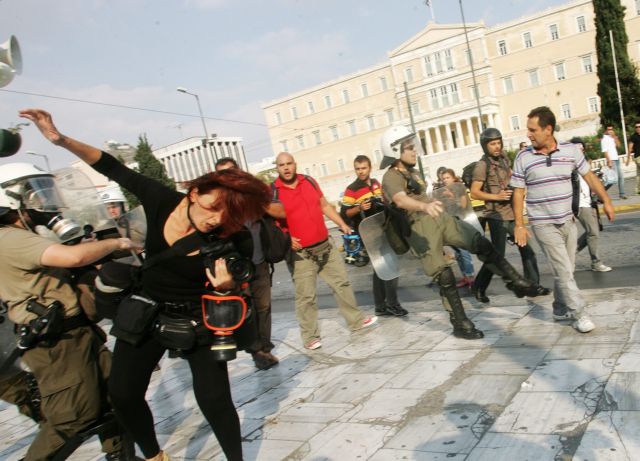 Έρευνα για την επίθεση αστυνομικών κατά δημοσιογράφων στο Σύνταγμα διέταξε η ΓΑΔΑ