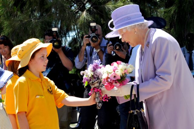 Θερμή υποδοχή επιφύλαξαν οι Αυστραλοί στην βασίλισσα Ελισάβετ