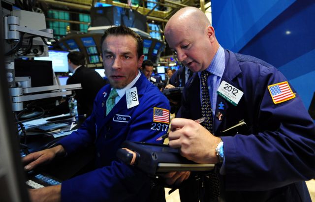 Στο κόκκινο ευρωπαϊκές αγορές και Γουόλ Στριτ την Τρίτη