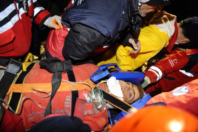 Ζωντανοί ανασύρθηκαν δύο άνδρες στην Τουρκία μετά από τέσσερις ημέρες στα ερείπια