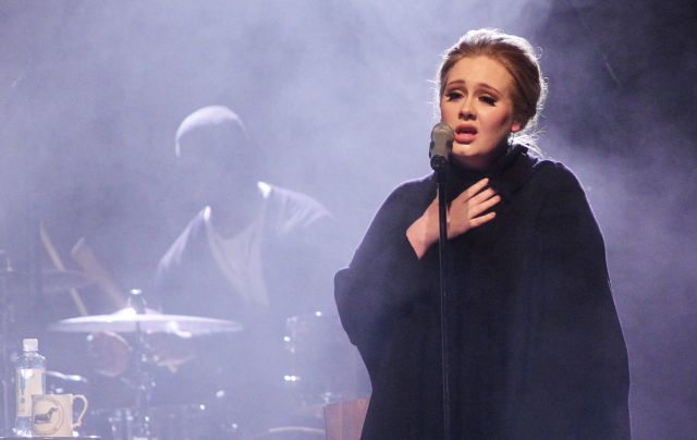 H Adele ακυρώνει τις εμφανίσεις της για το 2011 λόγω προβλήματος με τη φωνή της