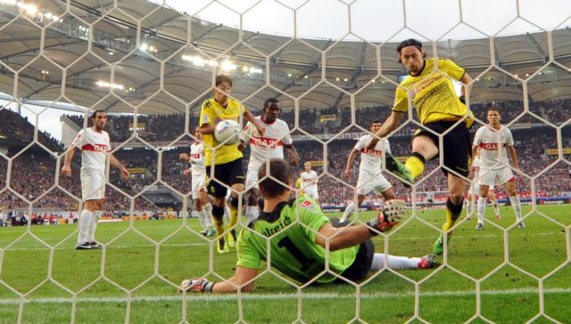 Ισοπαλία της Ντόρτμουντ στη Στουτγάρδη, μόνη στην κορυφή η Μπάγερν