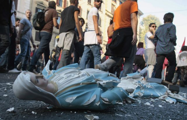 Μετρά ζημιές και ευθύνες η Ρώμη μετά το «Σάββατο της τρέλας»