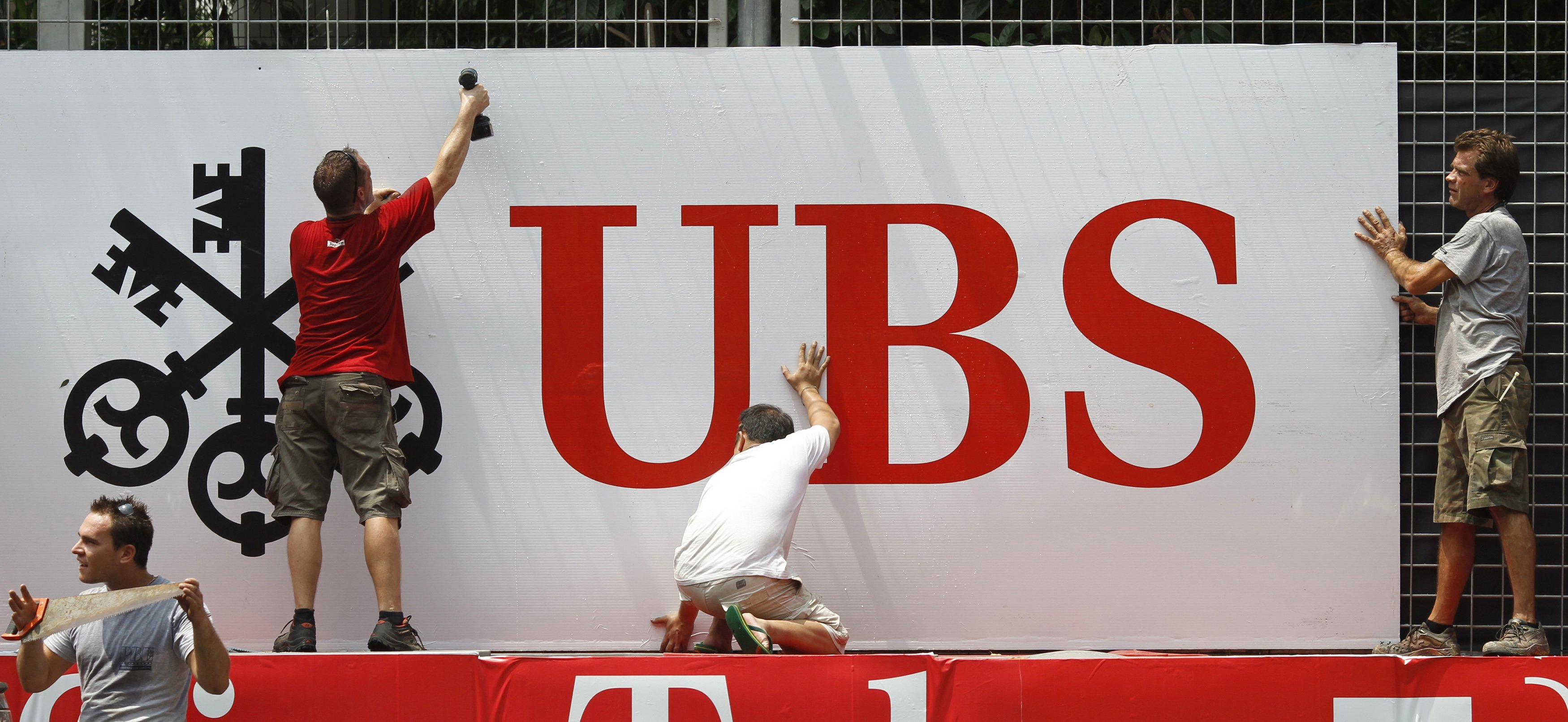 Σταδιακό «κούρεμα» 70% του ελληνικού χρέους προκρίνει η UBS