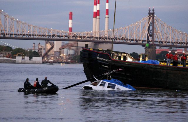 Ελικόπτερο κατέπεσε στον ποταμό Ιστ Ρίβερ της Νέας Υόρκης