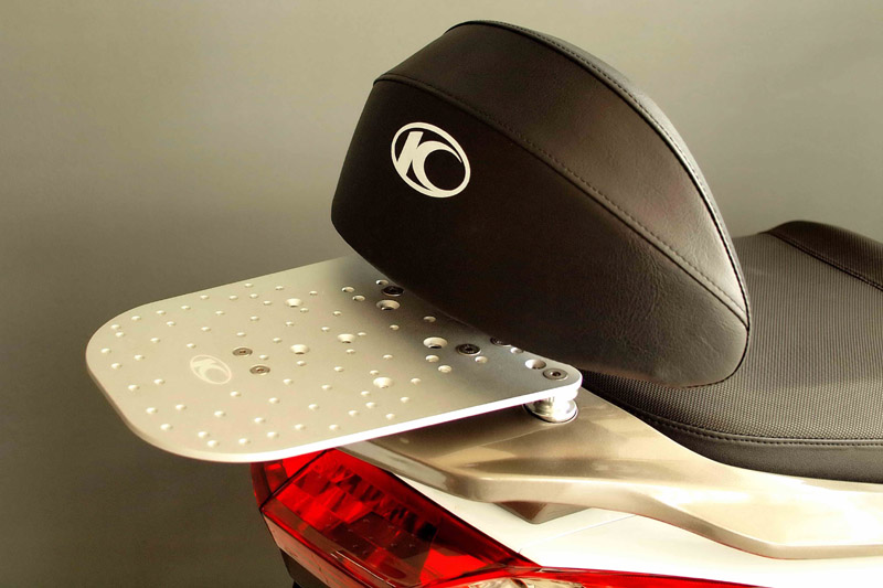 Πλάτη συνοδηγού και νέα σχάρα για το Kymco Downtown 300i