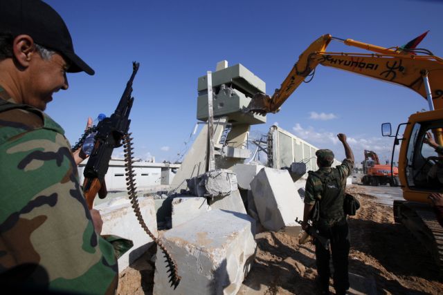 Κατεδαφίζεται το συγκρότημα-σύμβολο του καθεστώτος Καντάφι στην Τρίπολη