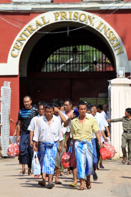 Κατά δεκάδες βγαίνουν από τις φυλακές οι πολιτικοί κρατούμενοι στη Μιανμάρ