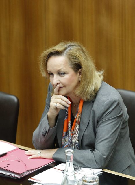 Ο πόνος θα συνεχιστεί, προειδοποιεί τους Έλληνες η υπουργός Οικονομικών της Αυστρίας