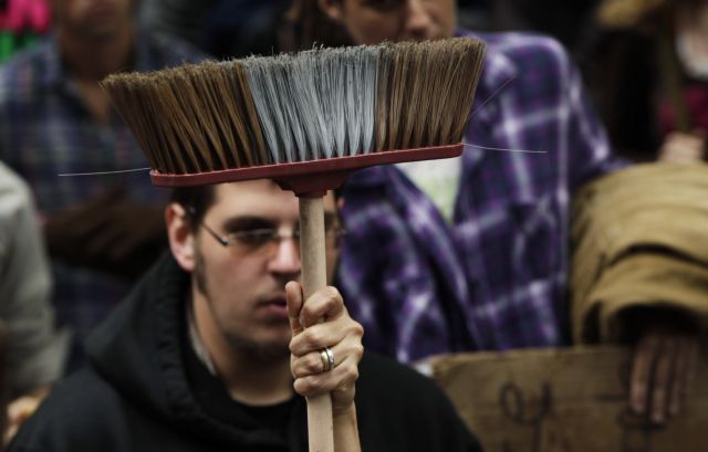 Απέφυγαν την «έξωση» οι Αγανακτισμένοι της Νέας Υόρκης, καθαρίζοντας μόνοι τους το πάρκο