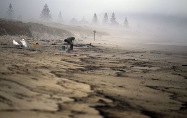 Τεράστια οικολογική καταστροφή προκαλεί η διαρροή πετρελαίου από πλοίο στη Νέα Ζηλανδία