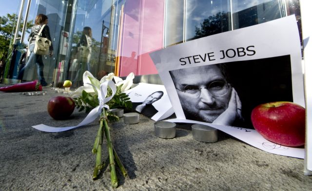 Φίλοι και «αντίπαλοι», πολίτες και ηγέτες, αποχαιρετούν τον Στιβ Τζομπς